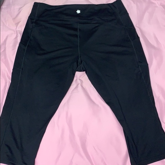 Dry tech leggings with 2 side pockets!! - Picture 4 of 6